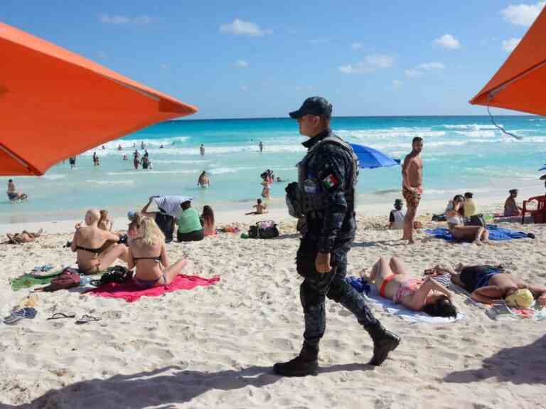 Le personnel d’un bar à Playa del Carmen au Mexique aurait poignardé à mort des inspecteurs