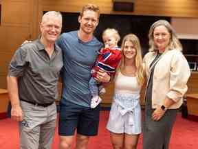 Le défenseur des nouveaux Canadiens Mike Matheson tient son fils Hudson dans ses bras tout en posant pour une photo avec ses parents, Rod et Marg, et sa femme, Emily, dans le vestiaire des Canadiens au Centre Bell après avoir été acquis dans un échange avec les Penguins de Pittsburgh.  Matheson a grandi à Pointe-Claire dans l'ouest de l'île de Montréal.