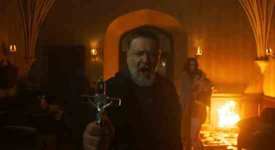 Russell Crowe hurle sur les démons dans la bande-annonce de The Pope's Exorcist