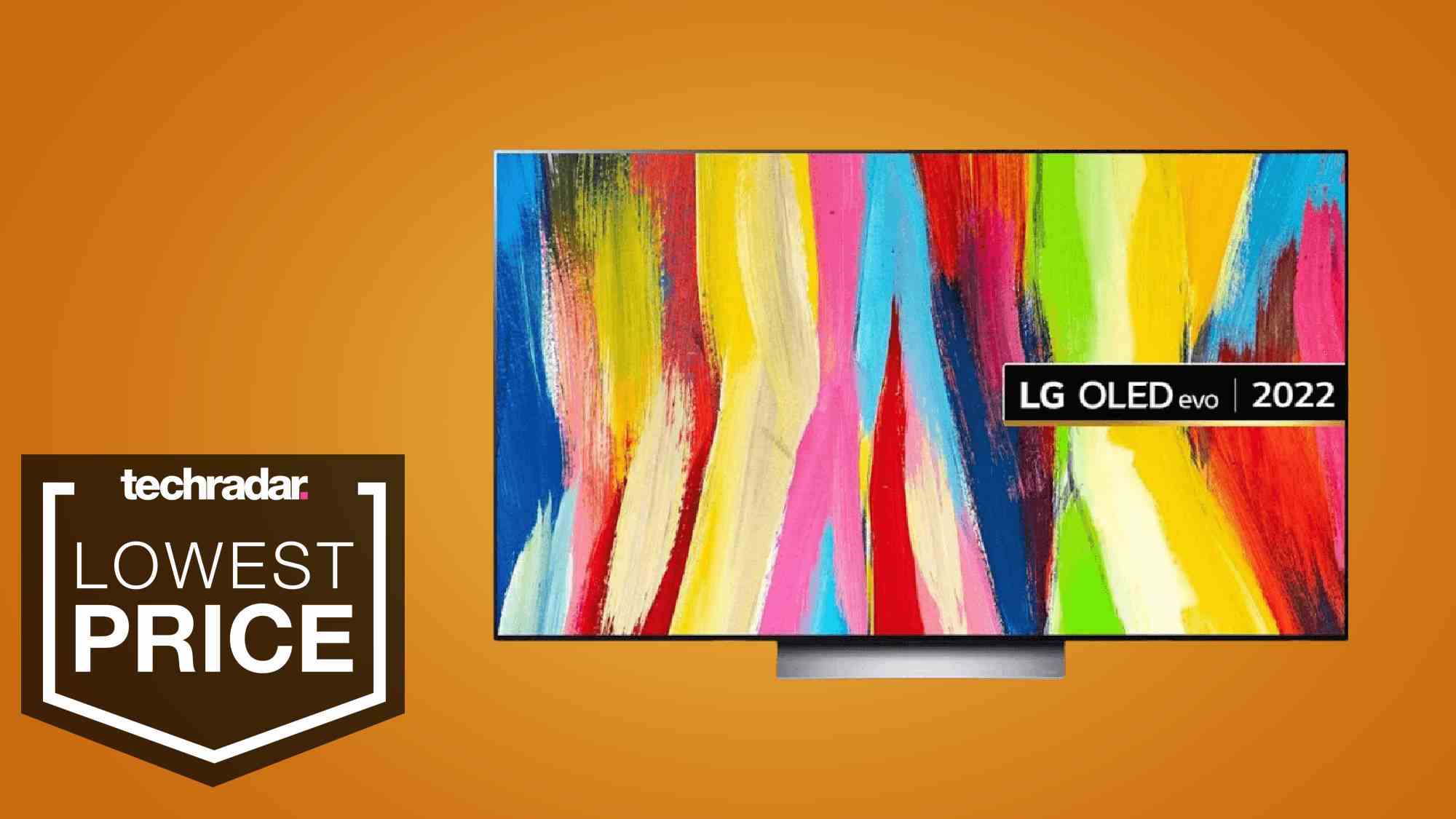 Le LG C2 OLED à côté d'un panneau indiquant le prix le plus bas sur fond orange