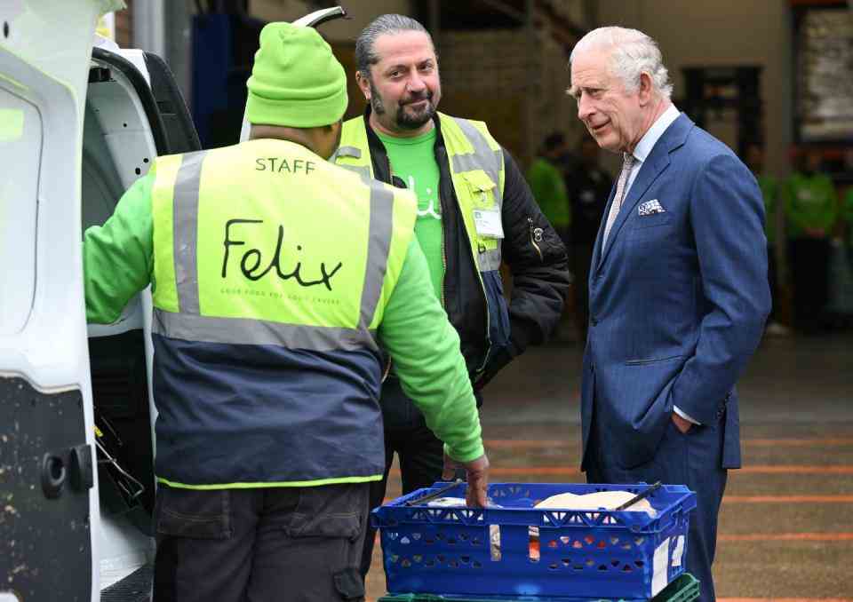 londres, angleterre 22 février le roi charles iii lors de sa visite au projet felix le 22 février 2023 à londres, angleterre le projet felix fournit des repas aux personnes vulnérables à londres photo de karwai tangwireimage