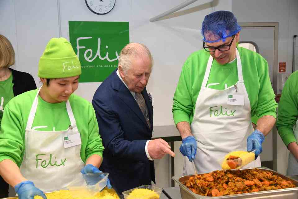 LONDRES, ANGLETERRE – 22 FÉVRIER: le roi Charles III s'entretient avec le personnel lors de sa visite au projet Felix le 22 février 2023 à Londres, en Angleterre.  Le projet Felix fournit des repas aux personnes vulnérables à Londres.  (Photo de Jeremy Selwyn - Piscine WPA/Getty Images)