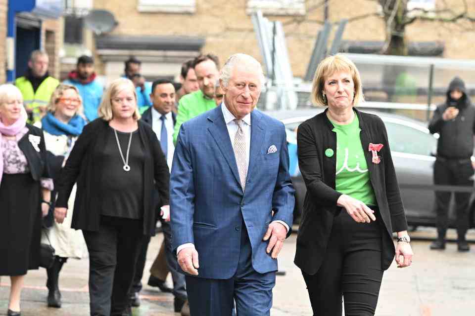 Londres, ANGLETERRE - 22 FÉVRIER : le roi Charles III lors de sa visite au projet Felix le 22 février 2023 à Londres, en Angleterre.  Le projet Felix fournit des repas aux personnes vulnérables à Londres.  (Photo de Jeremy Selwyn - Piscine WPA/Getty Images)