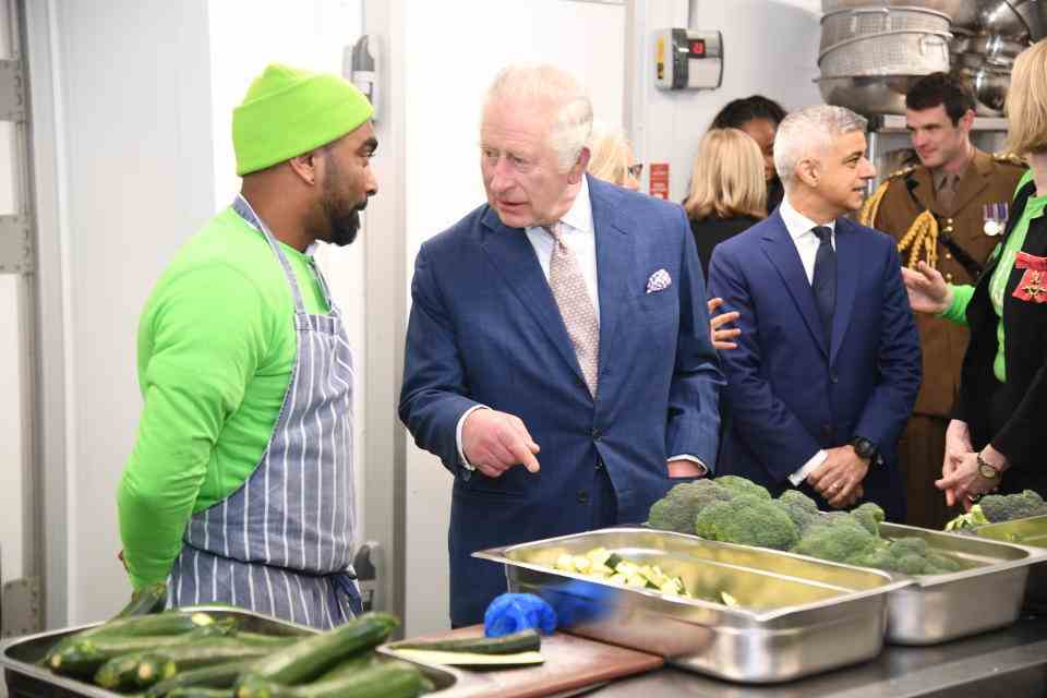 Londres, ANGLETERRE - 22 FÉVRIER : le roi Charles III lors de sa visite au projet Felix le 22 février 2023 à Londres, en Angleterre.  Le projet Felix fournit des repas aux personnes vulnérables à Londres.  (Photo de Jeremy Selwyn - Piscine WPA/Getty Images)