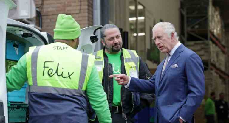 Le roi Charles rend visite à une association caritative pour sensibiliser à la pauvreté alimentaire