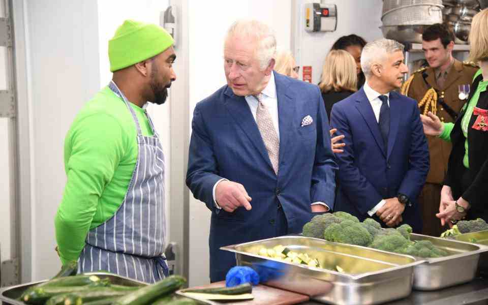 Le roi Charles III famille royale reine consort Covid absent visite caritative nourriture Buckingham Palace – Jeremy Selwyn/Evening Standard/PA Wire