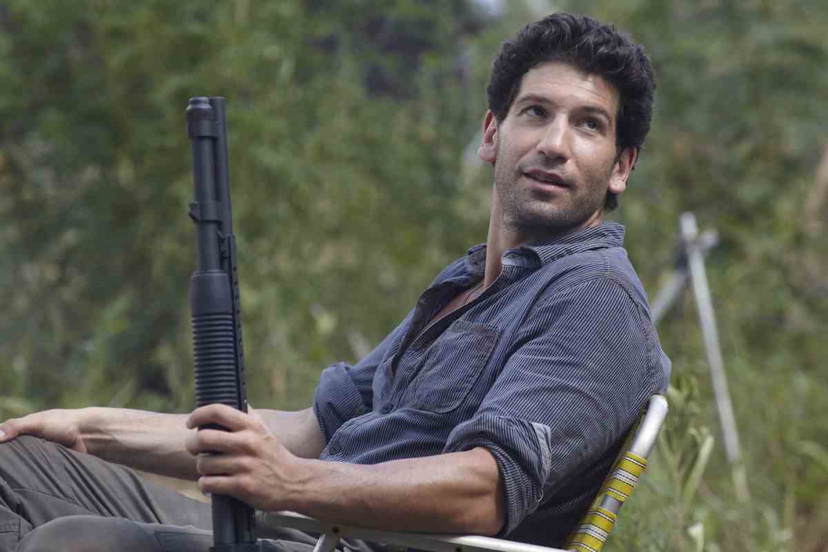 Shane (Jon Bernthal) assis et tenant un fusil de chasse