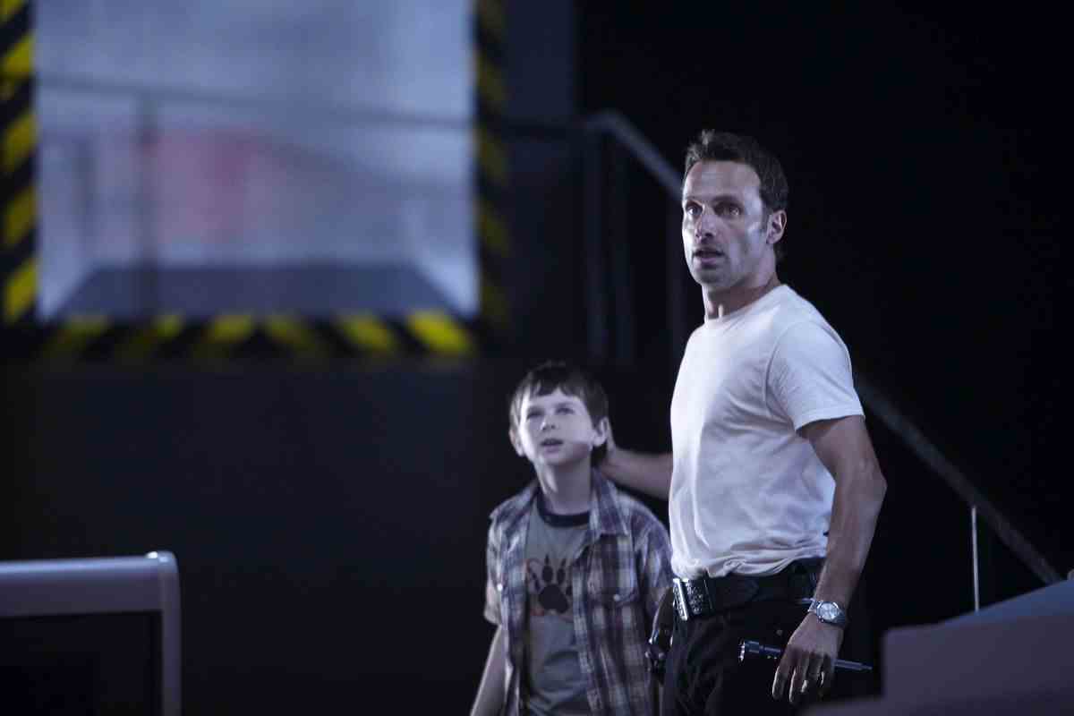 Carl Grimes (Chandler Riggs) et Rick Grimes (Andrew Lincoln) debout et regardant quelque chose