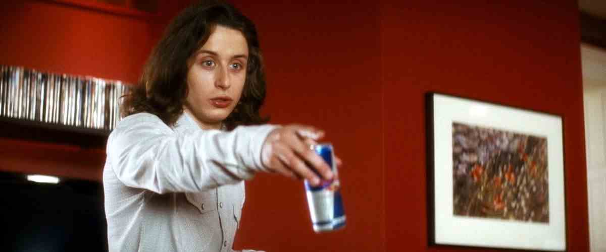 charlie (rory culkin) explique les tropes des films de tueurs en série et crie 4 tout en tenant un taureau rouge