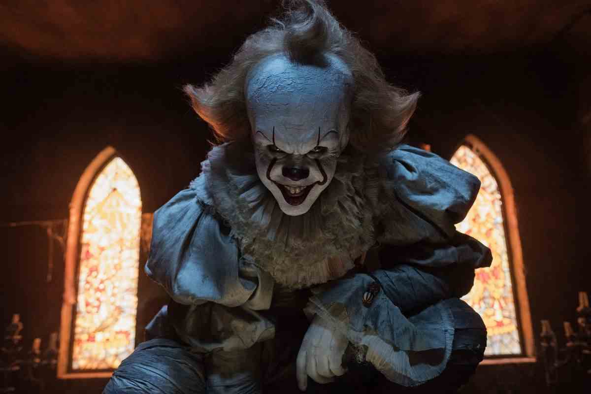 Pennywise le Clown lorgnant d'un air menaçant dans Ça (2017)