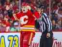 Le défenseur des Flames de Calgary Dennis Gilbert fait monter la foule après son combat contre le défenseur des Flyers de Philadelphie Nick Seeler lors de la première période au Scotiabank Saddledome le 20 février 2023.