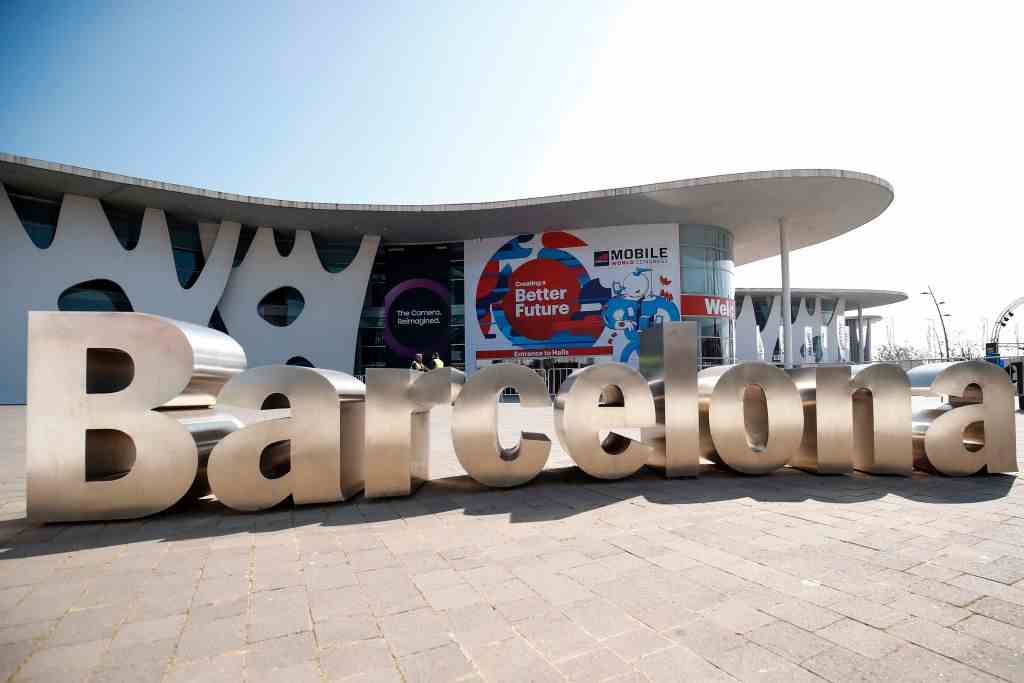 Le panneau de la ville de Barcelone devant le hall principal du Mobile World Congress