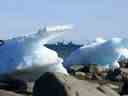 Des navires sont encadrés par des morceaux de glace de mer fondante dans la baie Frobisher à Iqaluit, au Nunavut, le mercredi 31 juillet 2019. 