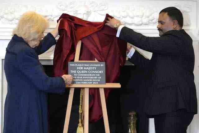 Visite de la reine consort à Brentford