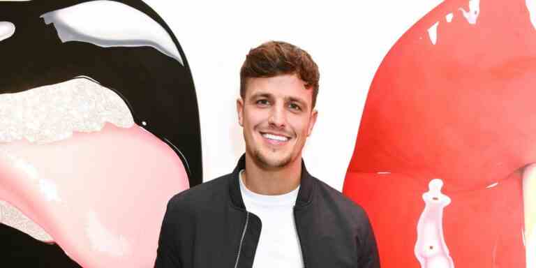 La star de Love Island, Luca Bish, taquine sa mère à propos de ses "débuts à la télévision"

