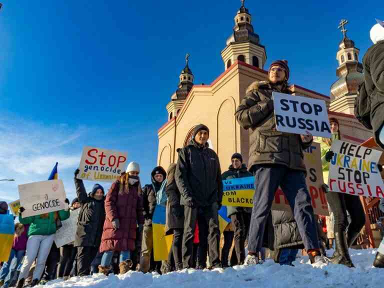 La majorité des Canadiens veulent que l’Ukraine gagne la guerre, mais sont moins favorables à l’aide militaire (sondage)