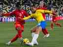 La Canadienne Kadeisha Buchanan (L) se bat pour le ballon contre la Brésilienne Bia Zaneratto lors du match de soccer féminin de la Coupe SheBelieves 2023 entre le Canada et le Brésil au Geodis Park à Nashville, Tennessee, le 19 février 2023.