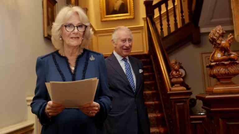 La reine consort exhorte les écrivains à « rugir comme un lion » lors du lancement d’un livre caritatif