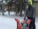 Douglas Tompson avec sa souffleuse à neige avant l'introduction par effraction à son chalet de Redberry Lake en mars.  Photos publiées avec l'aimable autorisation de Douglas Tompson, téléchargées le 13 avril 2022.