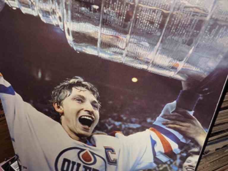 Saskatchewan.  La GRC récupère des souvenirs volés de Wayne Gretzky