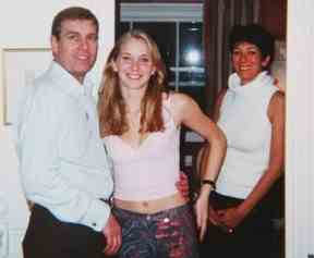 MAXWELL L'APPELLE UN FAUX: Le prince Andrew, Virginia Roberts Giuffre et la mondaine Ghislaine Maxwell sur une photo que Giuffre dit avoir été prise en mars 2001.