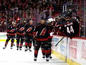 Seth Jarvis des Hurricanes célèbre avec son équipe après un but en première période du match contre les Sénateurs.