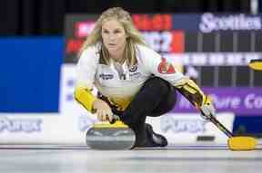 Jennifer Jones, du Manitoba, a remporté un match éliminatoire vendredi et est assurée de jouer la fin de semaine au Tournoi des Cœurs Scotties à Kamloops.