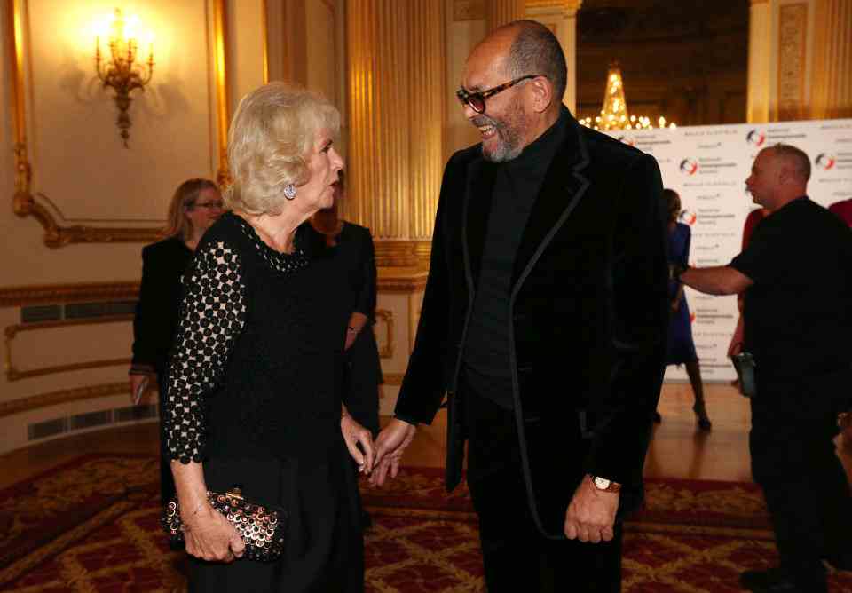   Bruce Oldfield est accueilli par Camilla, duchesse de Cornouailles lors du défilé de mode Bruce Oldfield à Lancaster House en soutien à la National Osteoporosis Society le 15 novembre 2017 à Londres, Royaume-Uni.  (Photo de Jonathan Brady - Piscine / Getty Images)