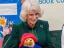 La reine consort Camilla livre Paddingtons en novembre 2022 Getty