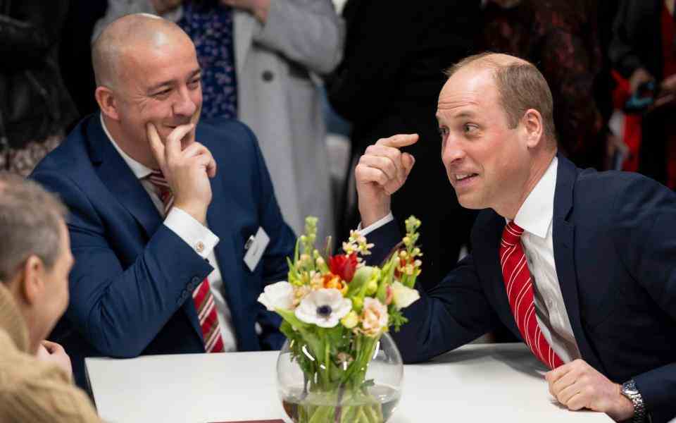 Ensuite, l'un des hommes à la table, Stewart Newton, 26 ans, a décrit le prince comme 