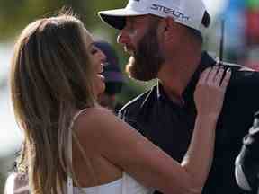 Dustin Johnson embrasse sa femme Paulina Gretzky après avoir remporté le championnat par équipe lors de la finale de la saison de la série LIV Golf au Trump National Doral en octobre.