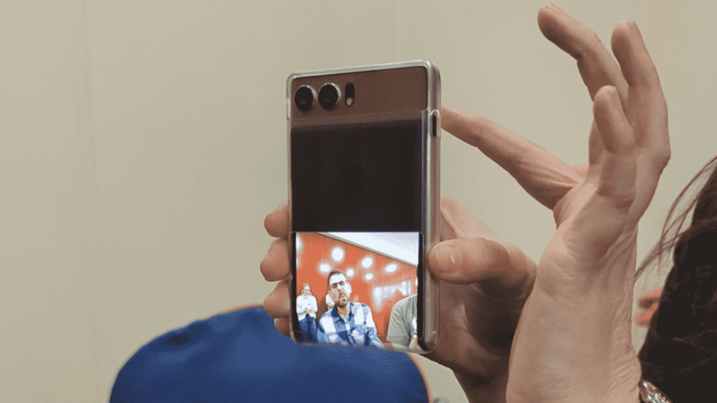 concept de téléphone enroulable lenovo selfies