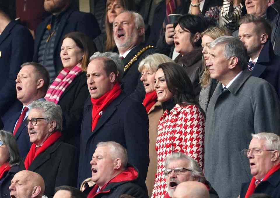 le prince de galles et la princesse de galles chantent l'hymne national gallois dans les tribunes avant le match des six nations guinness au stade de la principauté, photo de cardiff samedi 25 février 2023 photo de joe giddenspa images via getty images