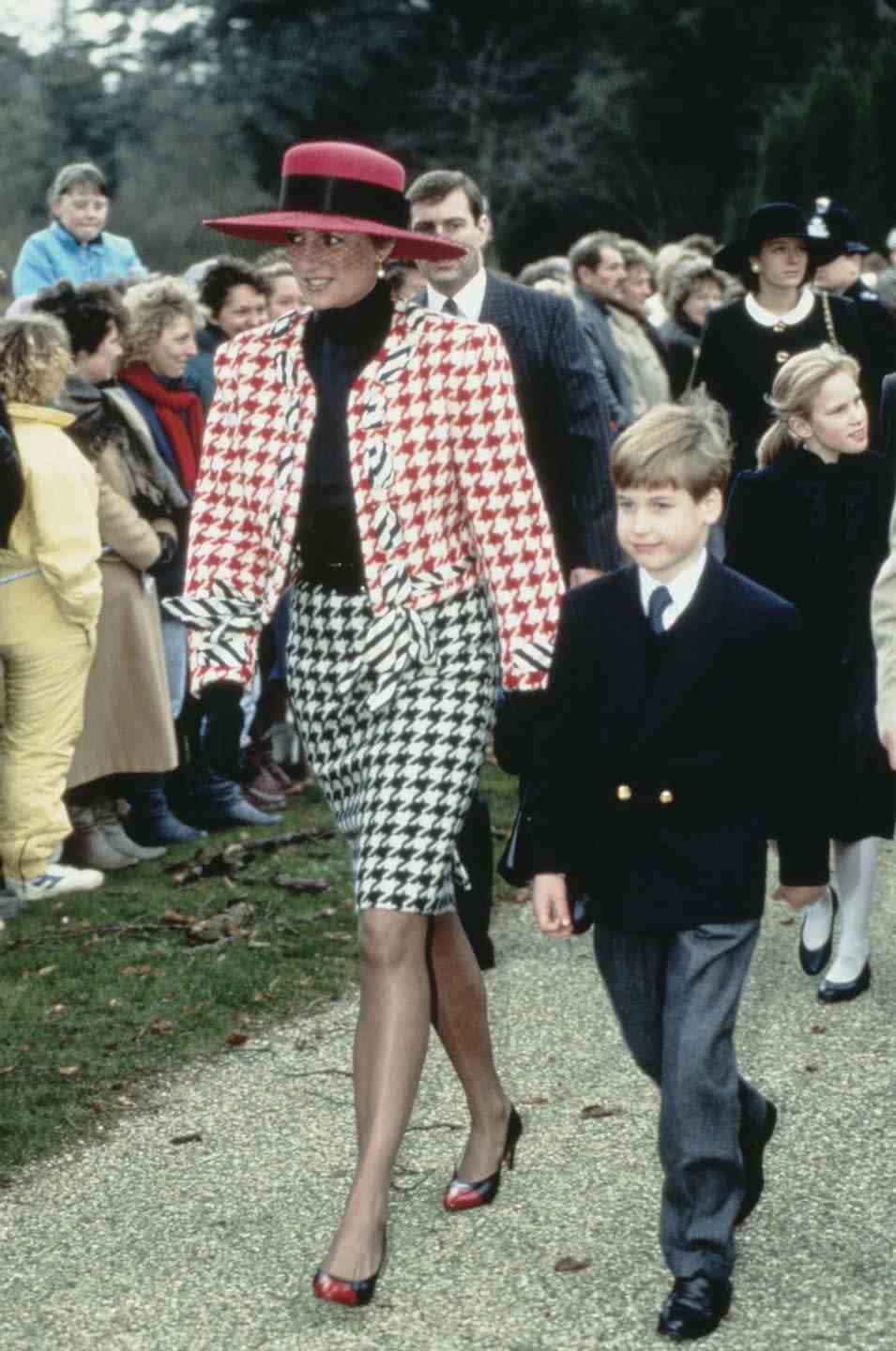 diana, la princesse de galles 1961 1997 et son fils le prince william assistent au baptême de la princesse eugenie à l'église st mary magdalene à sandringham, royaume-uni, 23 décembre 1990 diana porte un costume rouge, noir et blanc à motif pied-de-poule par moschino photo par la princesse diana archivegetty images