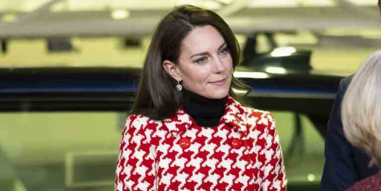 La princesse Kate a revisité sa robe manteau rouge pied-de-poule pour un match de rugby