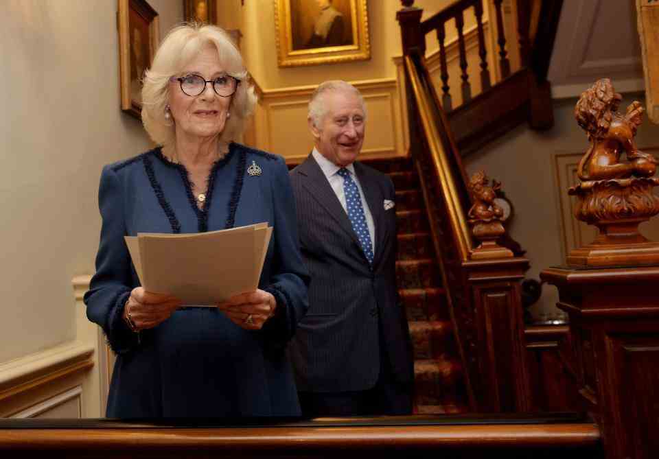 le roi et la reine consort célèbrent le deuxième anniversaire de la salle de lecture