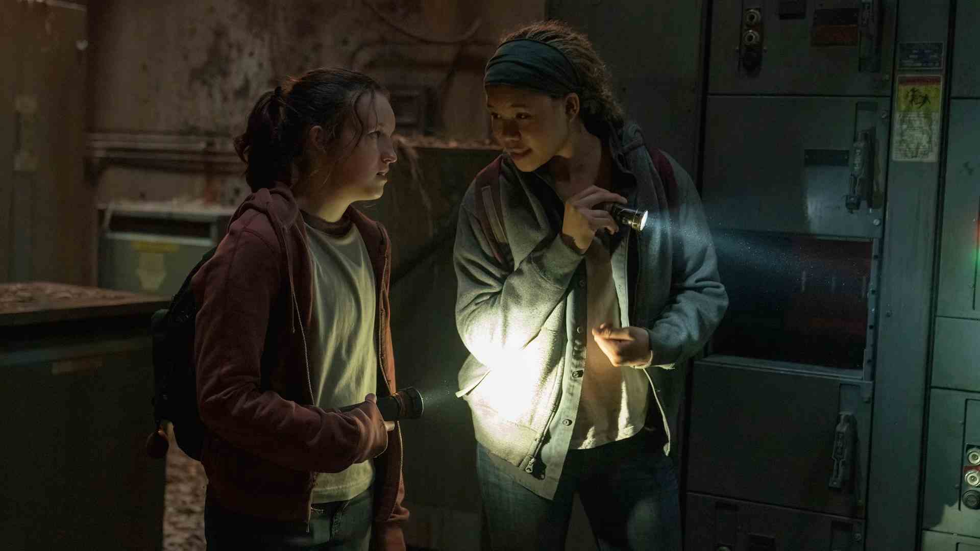 Bella Ramsey comme Ellie et Storm Reid comme Riley dans The Last of Us