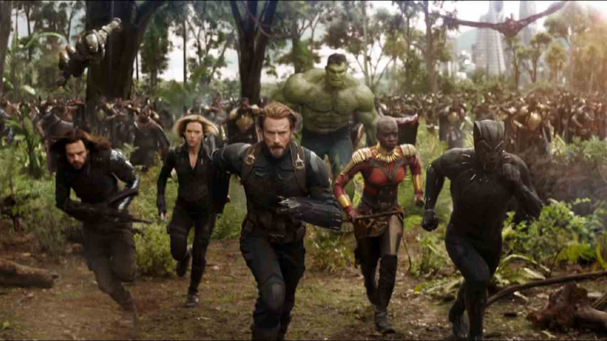 une scène coupée de la bande-annonce d'Avengers: Infinity War mettant en vedette les héros Winter Soldier, Black Widow, Captain America, Hulk, Okoye et Black Panther courant en ligne à travers une forêt wakandaise