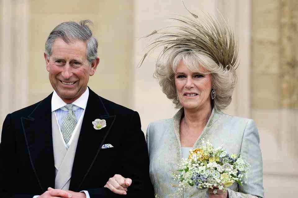 WINDSOR, ANGLETERRE - 9 AVRIL : SAR le prince de Galles, le prince Charles et la duchesse de Cornouailles, Camilla Parker Bowles en robe de soie de Robinson Valentine et coiffe de Philip Treacy, quittent le service de prière et de dédicace bénissant leur mariage à Château de Windsor le 9 avril 2005 dans le Berkshire, en Angleterre.  (Photo de Tim Graham Photothèque via Getty Images)  