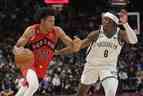 Le garde des Raptors Jeff Dowtin Jr. se dirige vers le filet contre l'attaquant des Brooklyn Nets David Duke Jr., lors de leur match en novembre à la Scotiabank Arena.