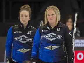 Jennifer Jones (à droite) s'est jointe à Mackenzie Zacharias, âgée de 23 ans, et ses coéquipières manitobaines alors qu'elle poursuit son record de septième titre Scotties.