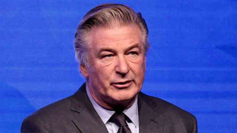 Accusations de « rouille » : les procureurs disent qu'Alec Baldwin n'aurait pas dû pointer d'arme
