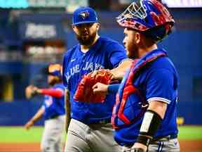 Alek Manoah célèbre avec Alejandro Kirk des Blue Jays de Toronto après la cinquième manche contre les Rays de Tampa Bay au Tropicana Field le 24 septembre 2022 à St Petersburg, en Floride.