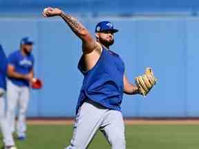 Le lanceur des Blue Jays Alek Manoah s'échauffe lors de l'entraînement printanier à Dunedin, en Floride, le dimanche 19 février 2023.