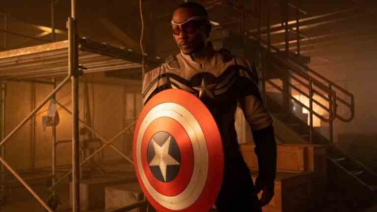 Anthony Mackie dit que son Captain America est plus « humain » que le personnage de Chris Evans