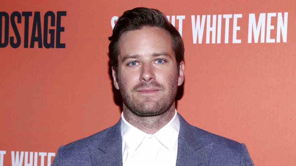 Armie Hammer dit qu'il a été abusé sexuellement par un pasteur de la jeunesse à 13 ans, envisageait de se suicider après des allégations de viol.
	
	
