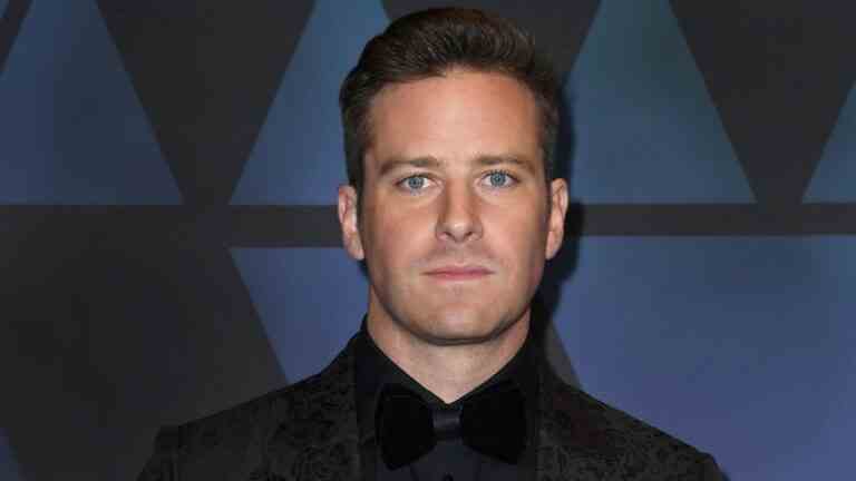 Armie Hammer rompt le silence sur les allégations d'inconduite lors de la première interview depuis le scandale, révélant des intentions suicidaires et des abus sexuels dans l'enfance
