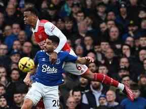 Le défenseur brésilien d'Arsenal Gabriel Magalhaes (arrière) dirige le ballon avec l'attaquant français d'Everton Neal Maupay lors du match de football de Premier League anglaise entre Everton et Arsenal à Goodison Park à Liverpool, au nord-ouest de l'Angleterre, le 4 février 2023.