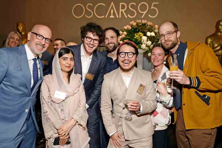 BEVERLY HILLS, CALIFORNIE – 13 FÉVRIER: (LR) Joshua Seftel, Malala Yousafzai, Daniel Rohr, Shane Boris, Daniel Kwan, invité, et Daniel Scheinert assistent au 95e déjeuner annuel des nominés aux Oscars au Beverly Hilton le 13 février 2023 à Beverly Hills , Californie.  (Photo de Frazer Harrison/Getty Images)