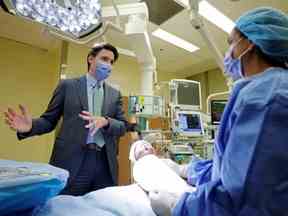 Le premier ministre du Canada, Justin Trudeau, s'entretient avec des étudiants dans un centre de formation médicale après avoir rencontré les premiers ministres provinciaux et territoriaux pour discuter des soins de santé à Ottawa, Ontario, Canada, le 7 février 2023.